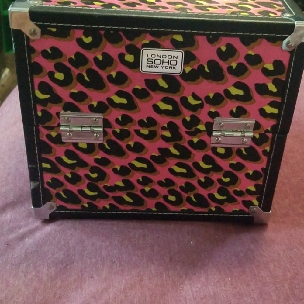 Makeup storage/carrier